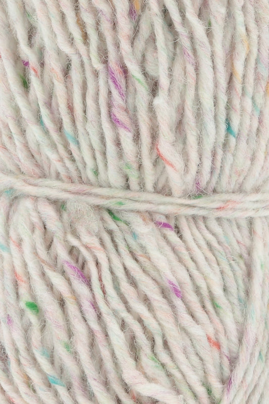 Garnknäuel aus Tweed-Wolle in Weiß mit bunten Sprenkeln und gedrehter Rippenstruktur