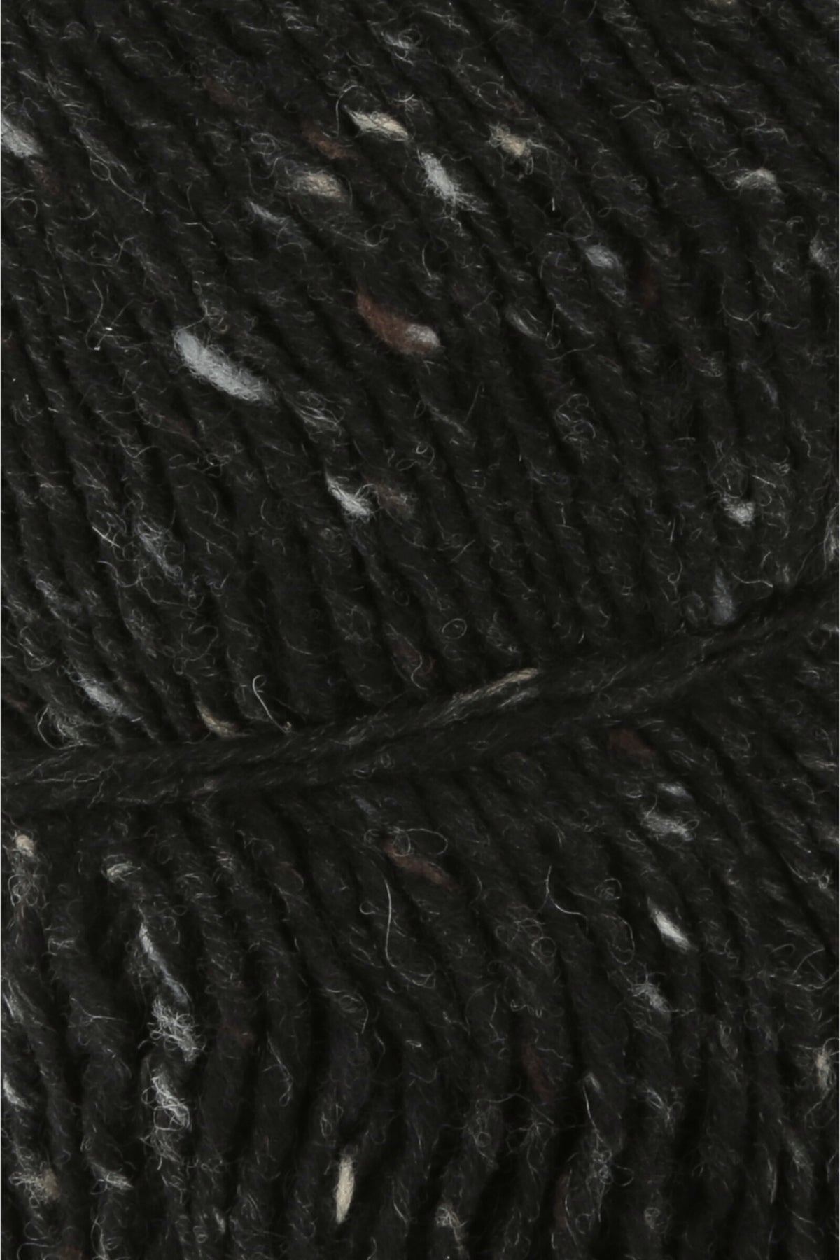 Garnknäuel aus Tweed-Wolle in Dunkelgrau/Schwarz mit feinen, unregelmäßigen Farbakzenten