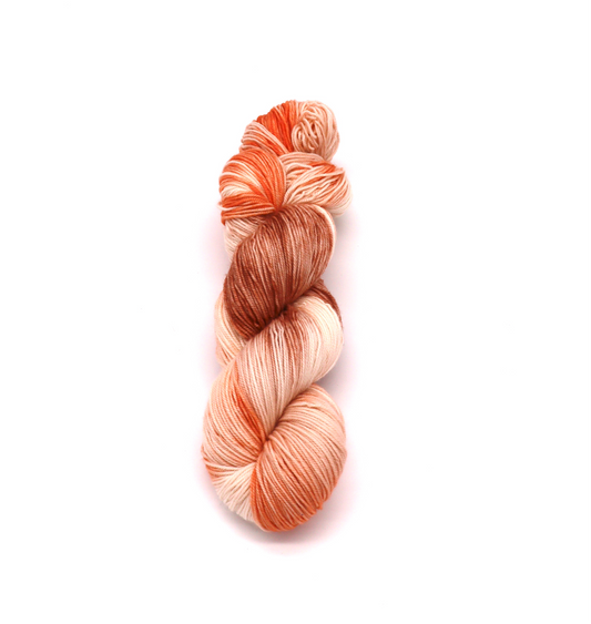 Handgefärbtes Merinogarn mit Farbverlauf in Orange, Rostbraun und Apricot