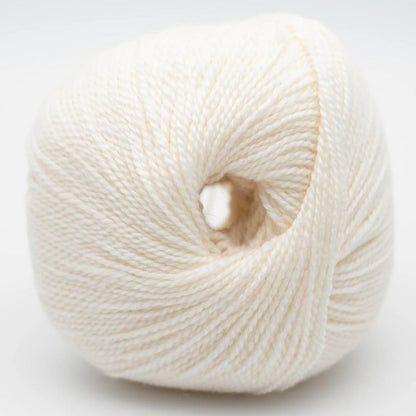Wollknäuel in weiß mit feiner Strickgarn-Textur und kleiner Öffnung in der Mitte