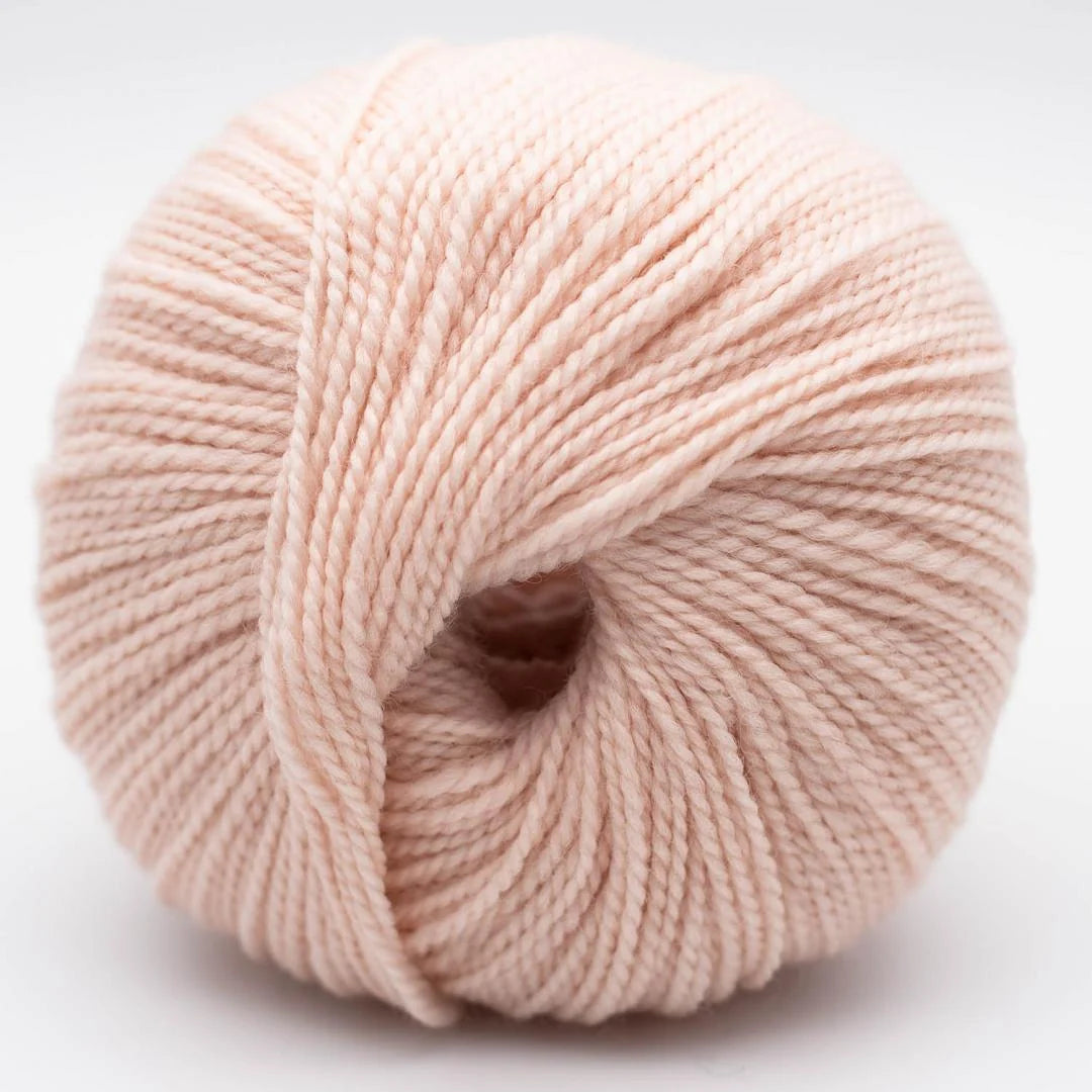 Strickgarn-Ball in sehr hellem Rosé
