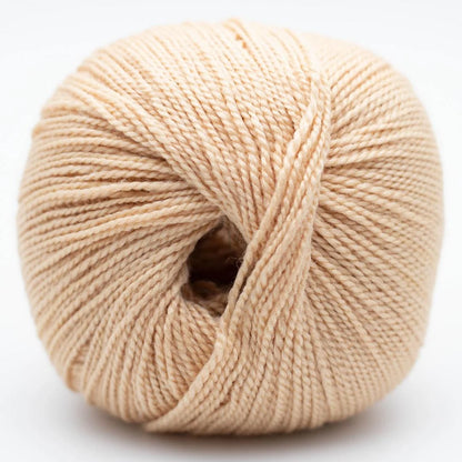 Wollknäuel in beigem Naturton mit gleichmäßiger Strickgarn-Textur und Mittelöffnung