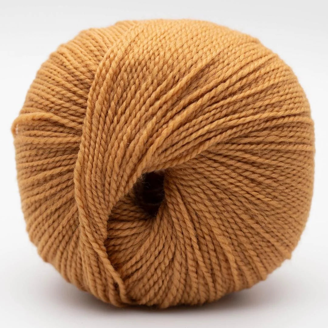 Strickgarn-Ball in Karamellbraun