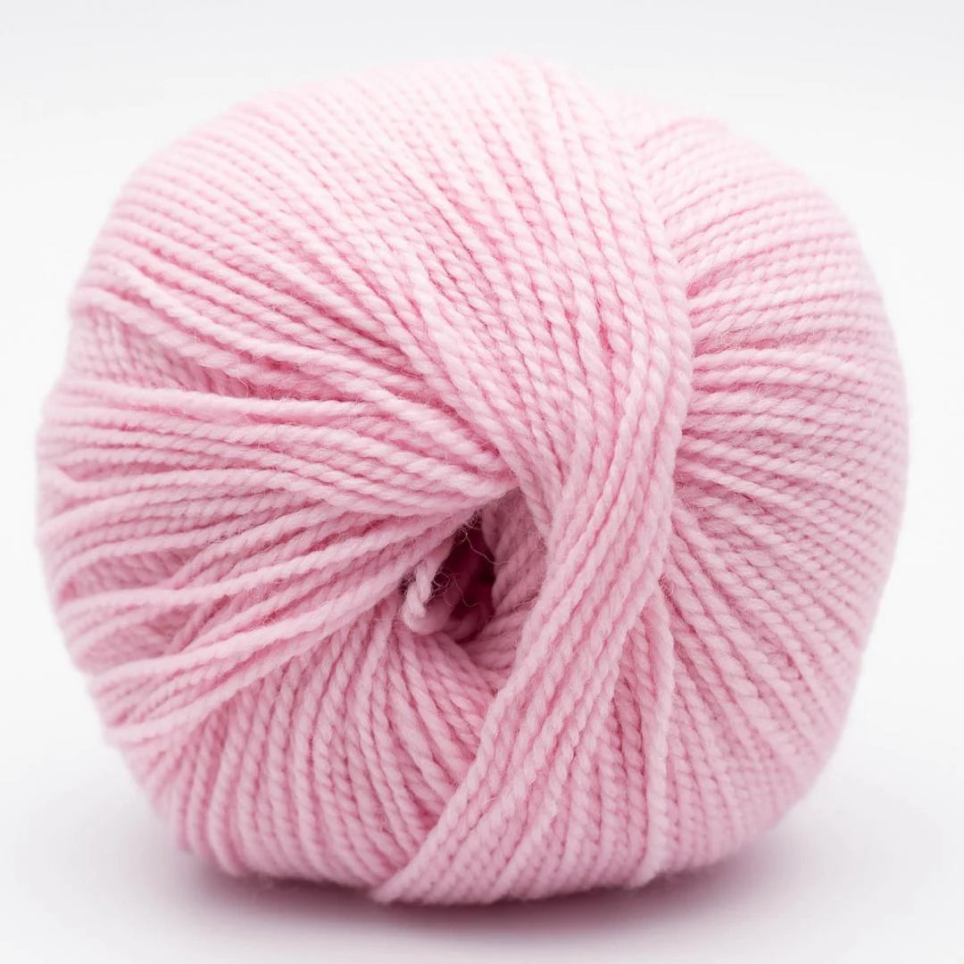 Strickgarn-Ball in hellem Rosé