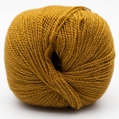 Wollknäuel in gelb-beige (curry) mit feiner Strickgarn-Textur und Mittelöffnung