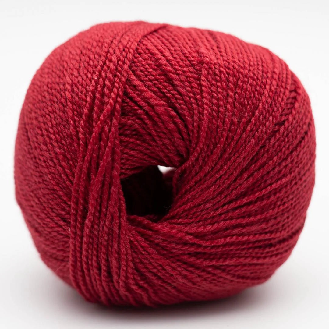 Wollknäuel in kräftigem pinkrot mit Strickgarn-Textur und Öffnung in der Mitte