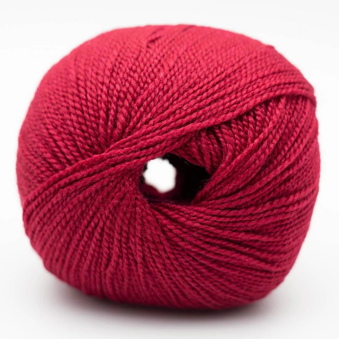 Wollknäuel in tiefem magenta mit Strickgarn-Textur und runder Mittelöffnung
