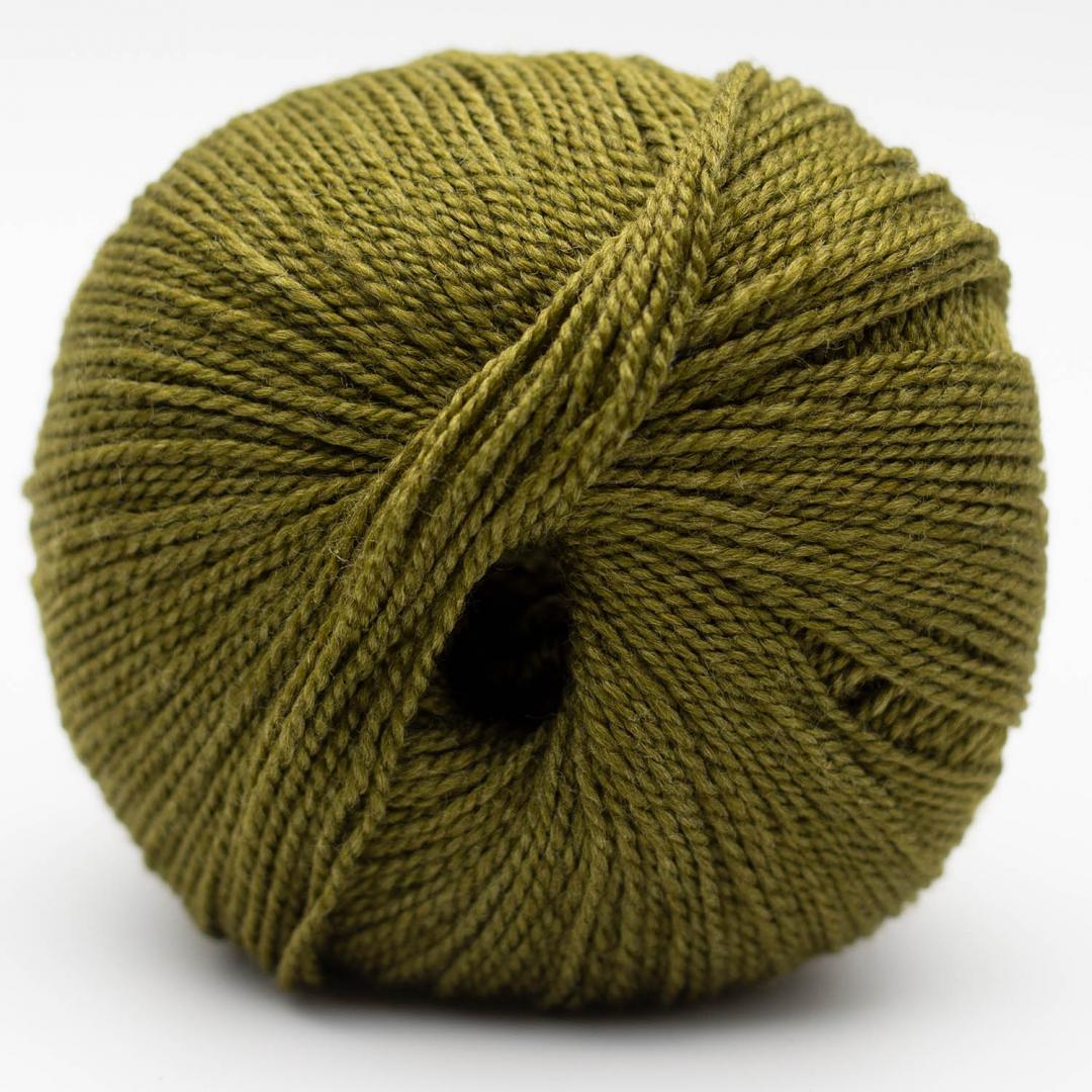Wollknäuel in olivgrün mit gleichmäßiger Strickgarn-Textur und Öffnung in der Mitte