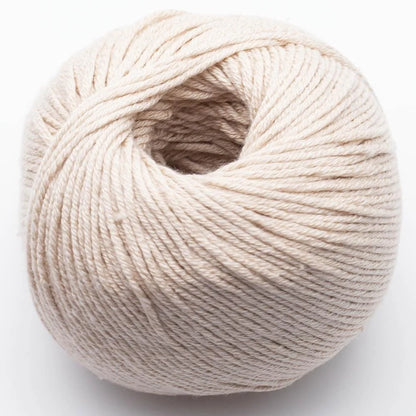 Wollgarn-Knäuel creme/hellbeige, veganer Strickgarn aus Wolle mit feinem Fadenbild