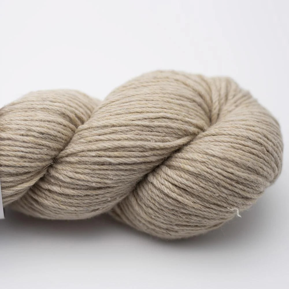 Wollknäuel aus recycelter Wolle, perlweiß bis naturbeige meliert