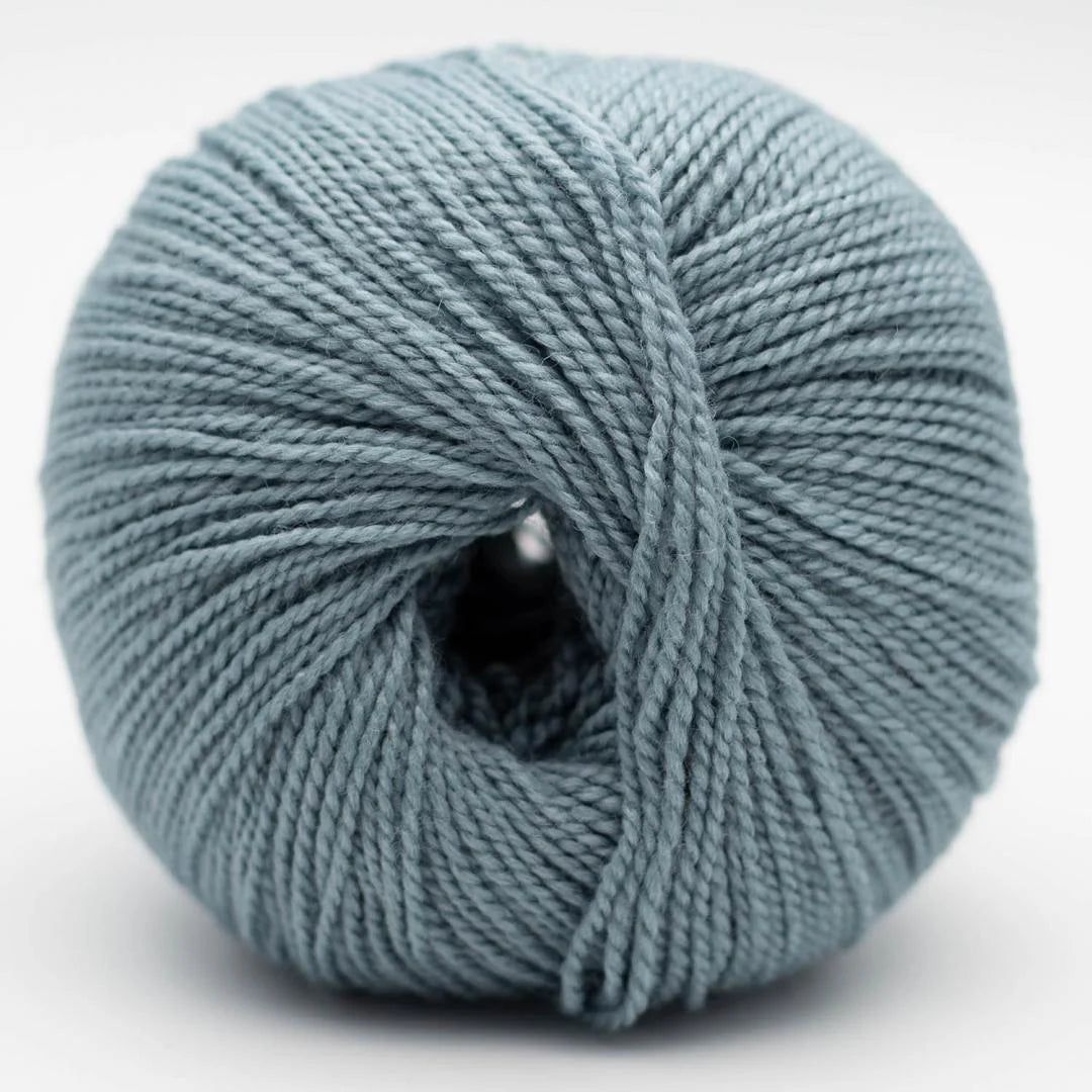 Wollknäuel in hellblau mit Strickgarn-Textur, Knotenöffnung in der Mitte