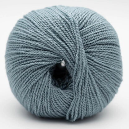 Wollknäuel in hellblau mit Strickgarn-Textur, Knotenöffnung in der Mitte