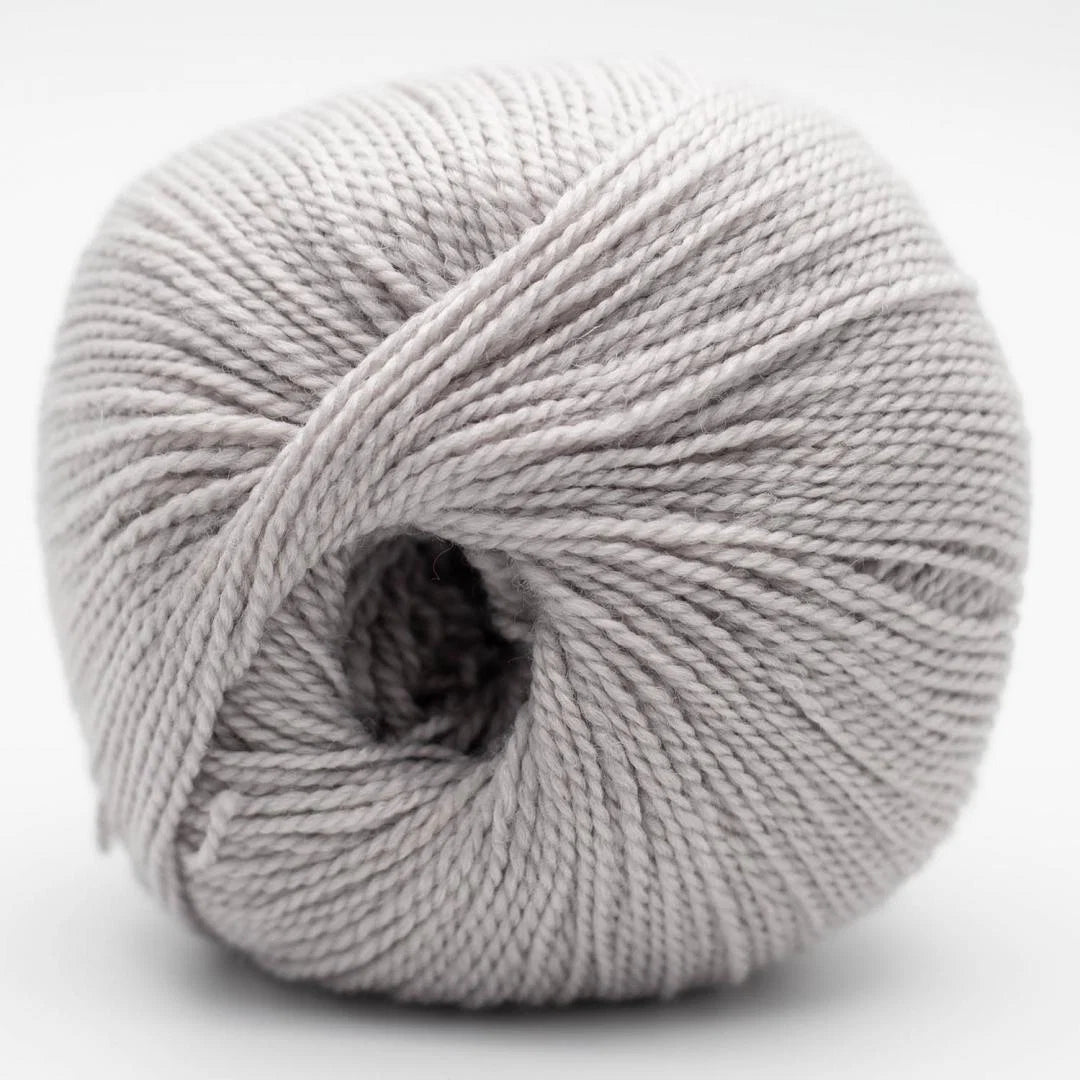 Wollgarnknäuel in Weiß, geflochtene Struktur, innen mit Ansatzloch