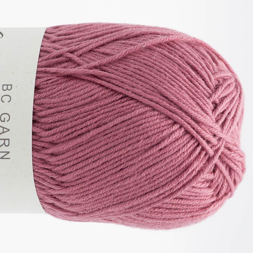 Garnknäuel in fliederfarbenem Rosa, gedrehte Strickoptik auf der Spule