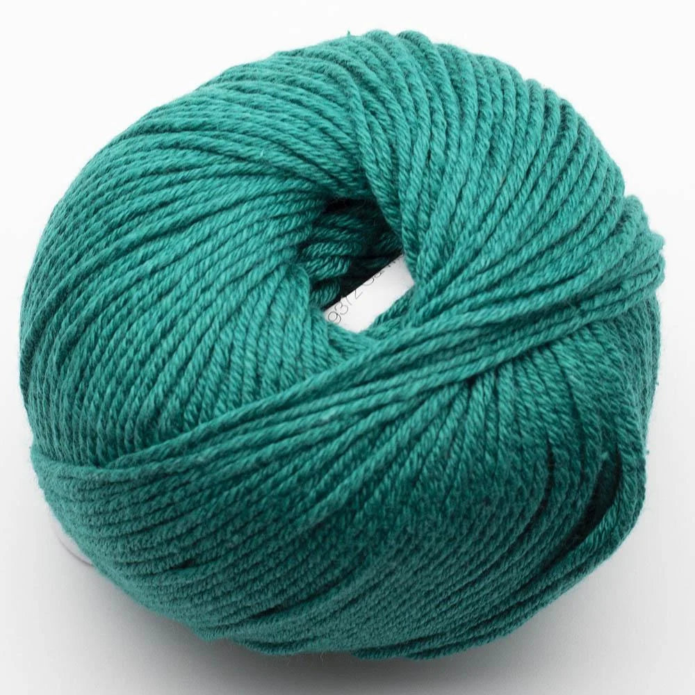Strickgarnknäuel aus Wolle in kräftigem Grün