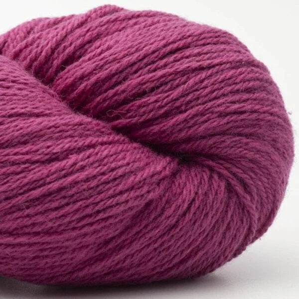 Garnknäuel aus Wolle, dunkelrosa/violett, gedrehtes Strickgarn mit Rippenstruktur