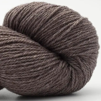 Garnknäuel aus Wolle, taupe-grau, gedrehtes Strickgarn mit Rippenstruktur