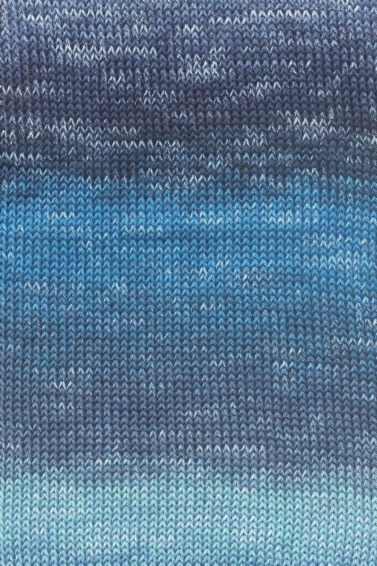 Strickstoff in Blau mit meliertem Farbverlauf von Hell- zu Dunkelblau