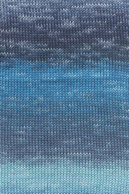 Strickstoff in Blau mit meliertem Farbverlauf von Hell- zu Dunkelblau