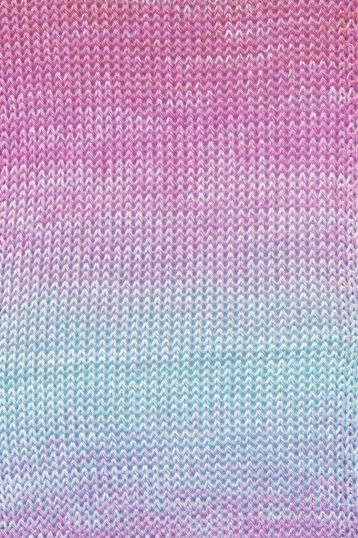 Strickstoff mit Farbverlauf von Flieder und Rosa zu Hellblau und Creme