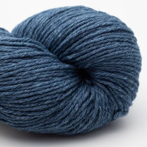 Wollknäuel, blau, gedrehte Strickwolle mit feiner Fadenstruktur