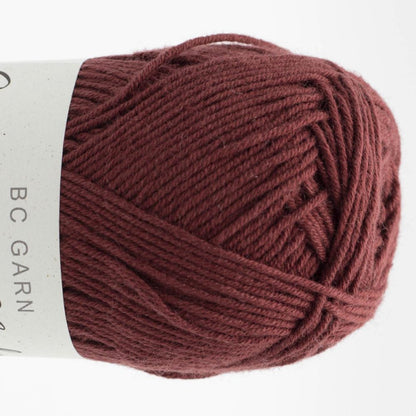 Garnknäuel aus Summer in Kashmir, rostbraun mit gleichmäßigem Strickfaden