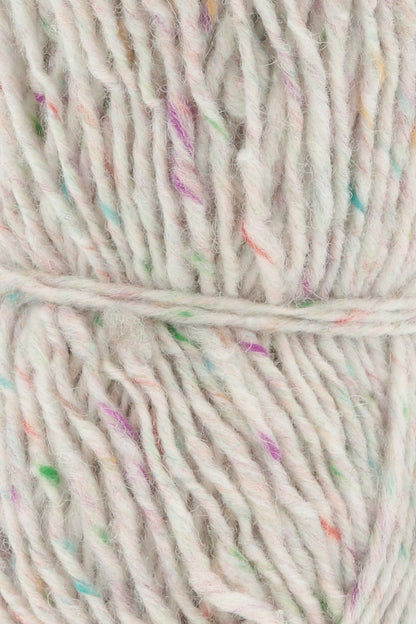 Garnknäuel aus Tweed-Wolle in Weiß mit bunten Sprenkeln und gedrehter Rippenstruktur