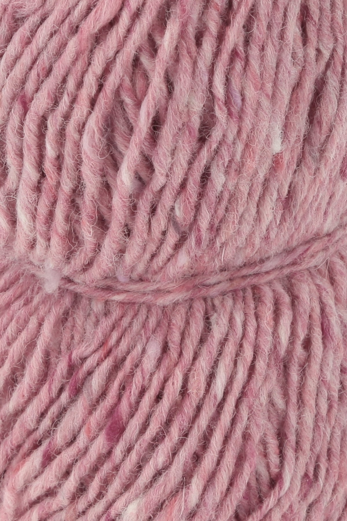 Garnknäuel aus Tweed-Wolle in Rosé mit kräftig gedrehter, geriffelter Oberfläche