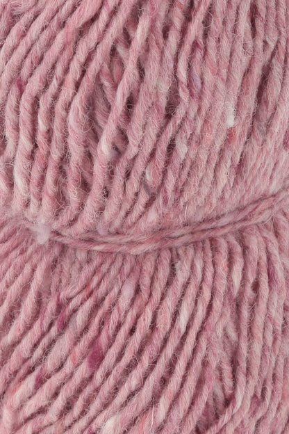 Garnknäuel aus Tweed-Wolle in Rosé mit kräftig gedrehter, geriffelter Oberfläche