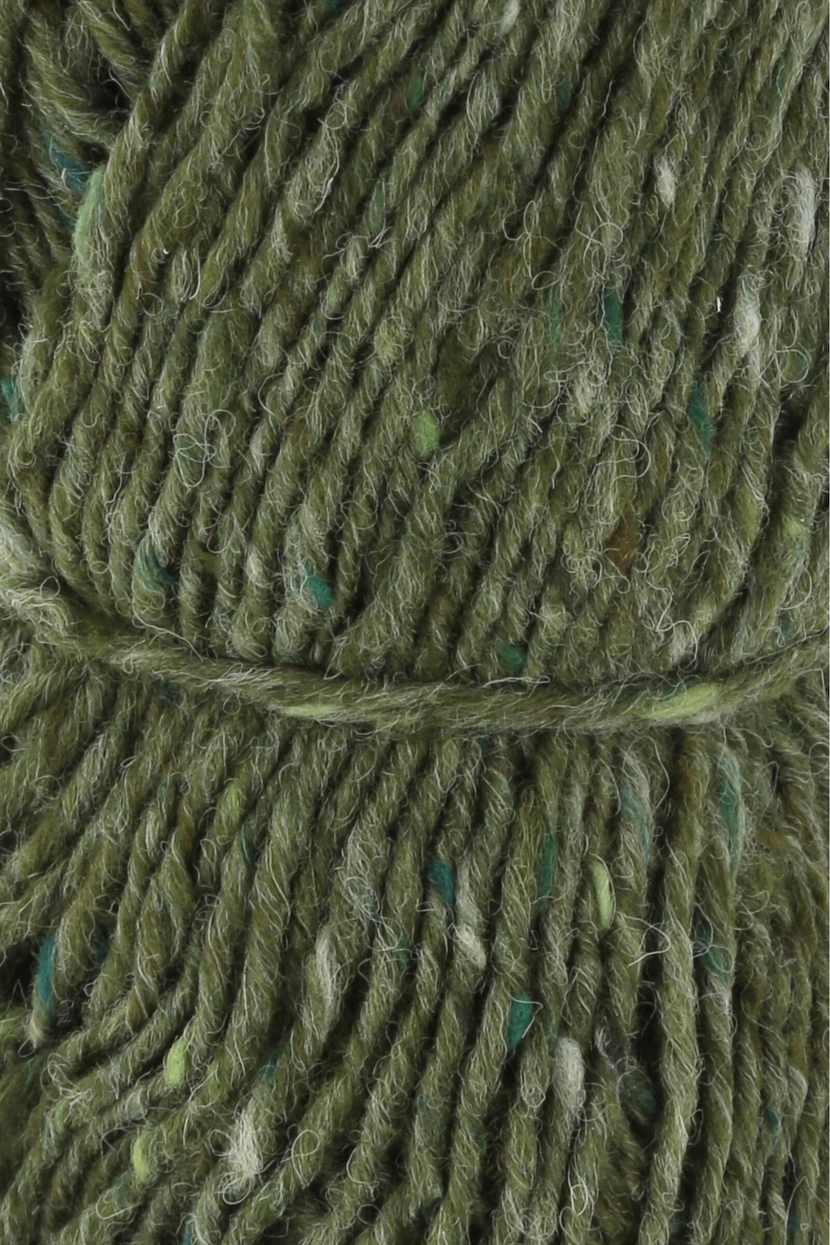 Garnknäuel aus Tweed-Wolle in Olivgrün mit gedrehtem Rippenmuster und kleinen Farbstichen