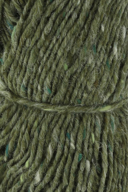 Garnknäuel aus Tweed-Wolle in Olivgrün mit gedrehtem Rippenmuster und kleinen Farbstichen
