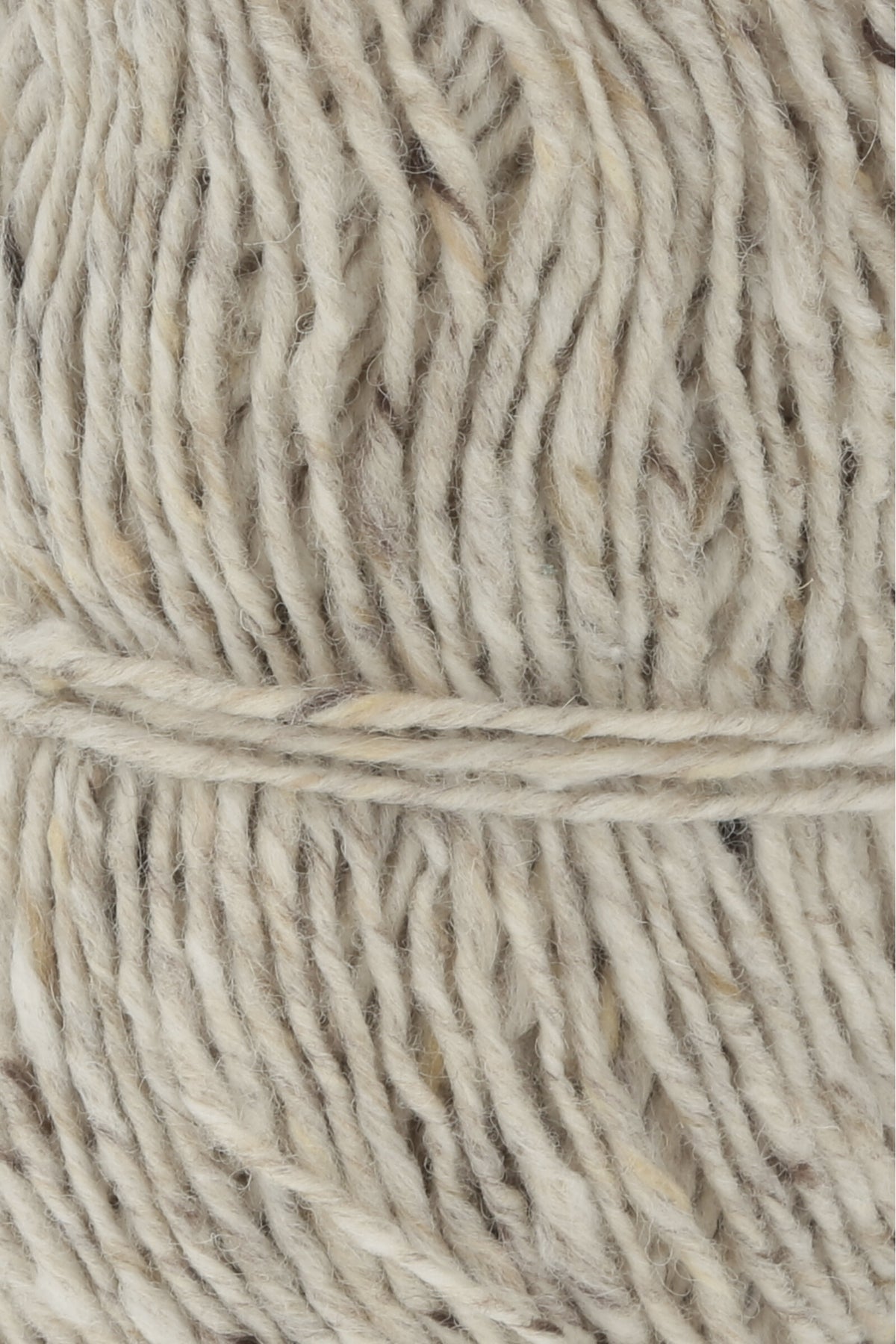 Garnknäuel aus Tweed-Wolle in hellem Beige/Offwhite mit geriffelter Struktur