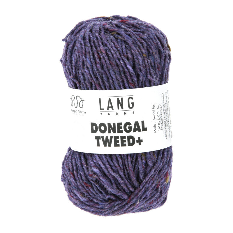 Wollknäuel „Donegal Tweed+“ in violettblau melierter Optik mit Stricketikett