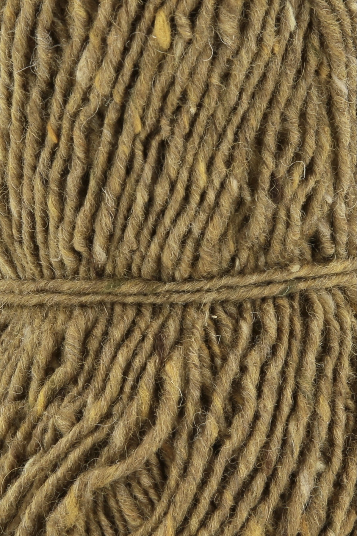 Garnknäuel aus Tweed-Wolle in Senf-/Ockerbraun mit gedrehtem Maschenbild