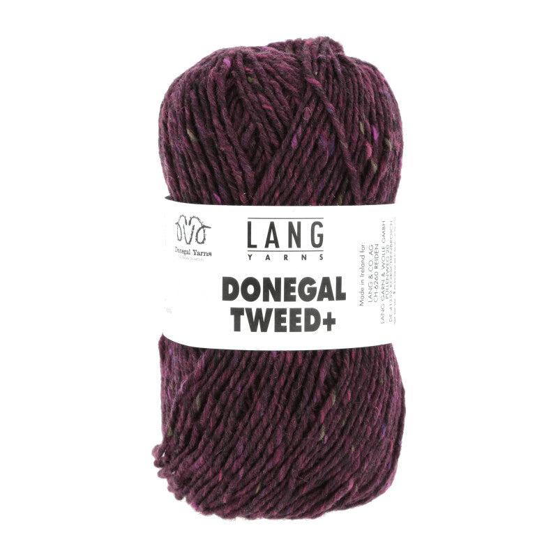Wollknäuel „Donegal Tweed+“ in weinrot melierter Optik mit Stricketikett