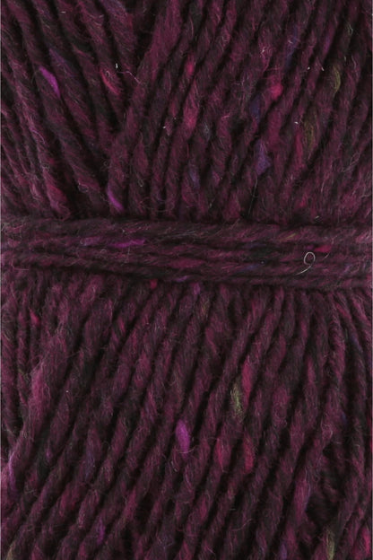 Garnknäuel aus Tweed-Wolle in Dunkelviolett mit vereinzelten hellen Farbpunkten