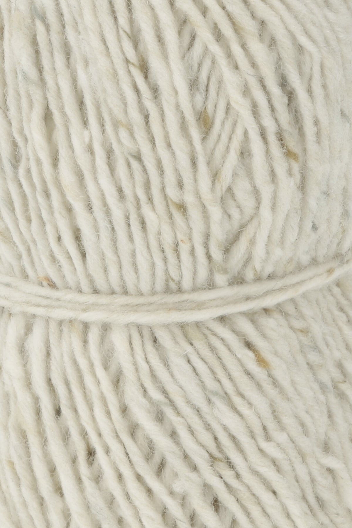 Garnknäuel aus Tweed-Wolle in Hellcreme/Offwhite mit gerippter, gedrehter Textur