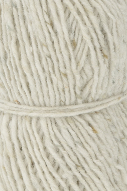 Garnknäuel aus Tweed-Wolle in Hellcreme/Offwhite mit gerippter, gedrehter Textur