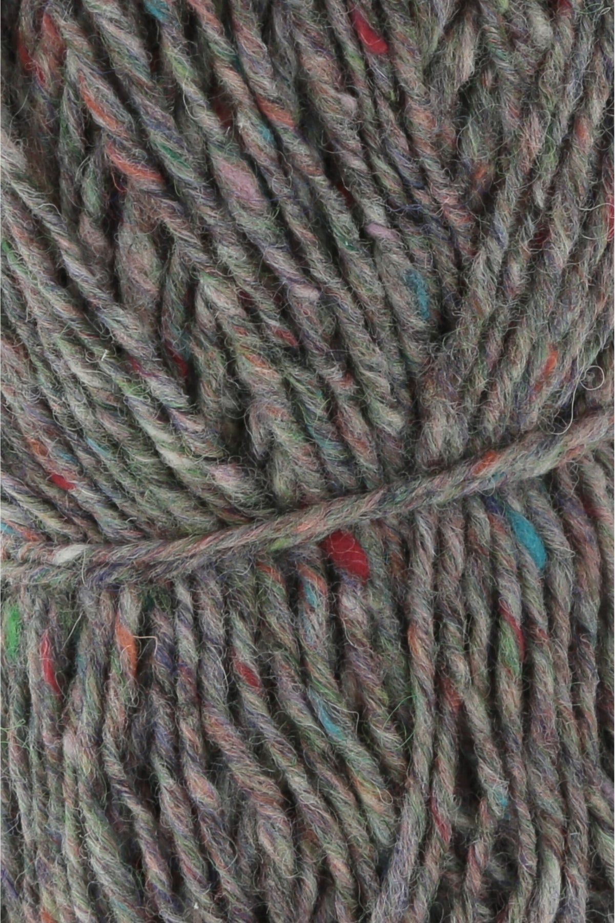 Garnknäuel aus Tweed-Wolle mit grauem Mix und bunten Farbfäden, gedrehtes Maschenbild