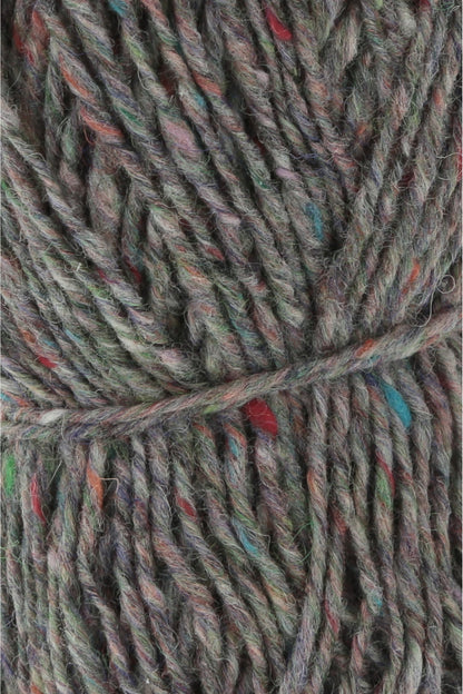 Garnknäuel aus Tweed-Wolle mit grauem Mix und bunten Farbfäden, gedrehtes Maschenbild