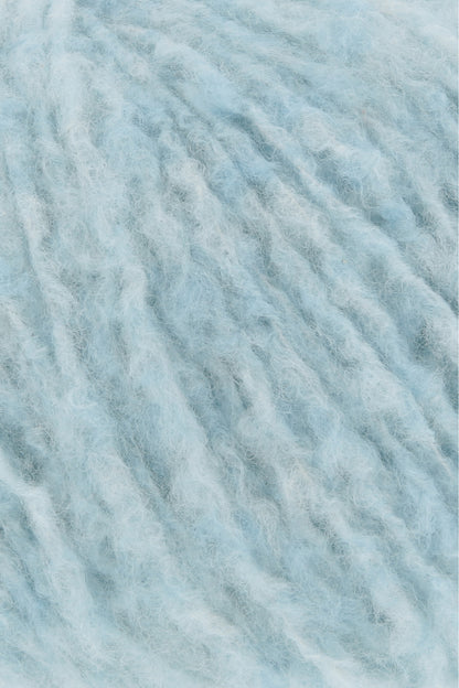Wollgarn Lang Yarns Piuma, hellblaues Garn in Nahansicht