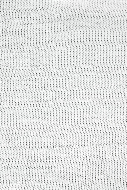 Strickstoff aus weißem Garn, feines Maschenbild im Detail