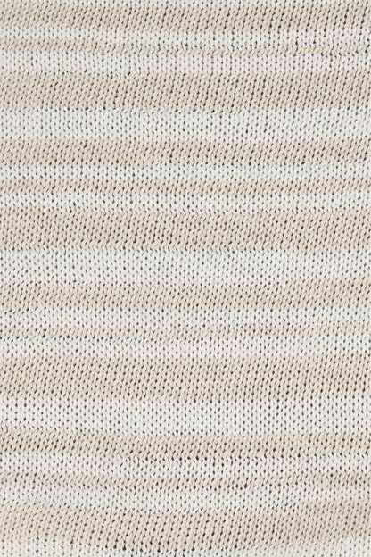 Strickstoff aus beigem Garn, feines Maschenbild im Detail