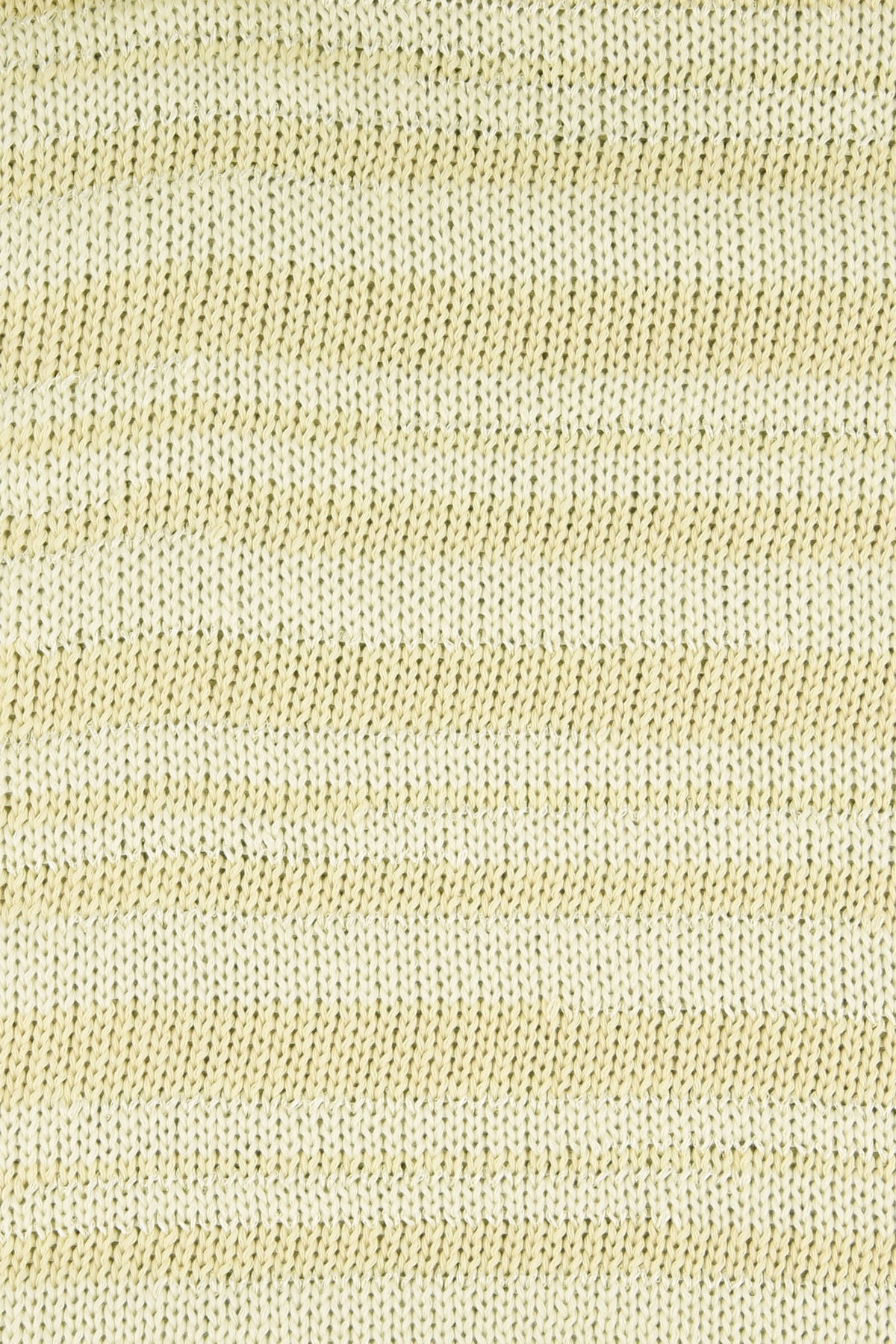 Strickstoff aus hellgelbem Garn, gleichmäßiges Maschenbild