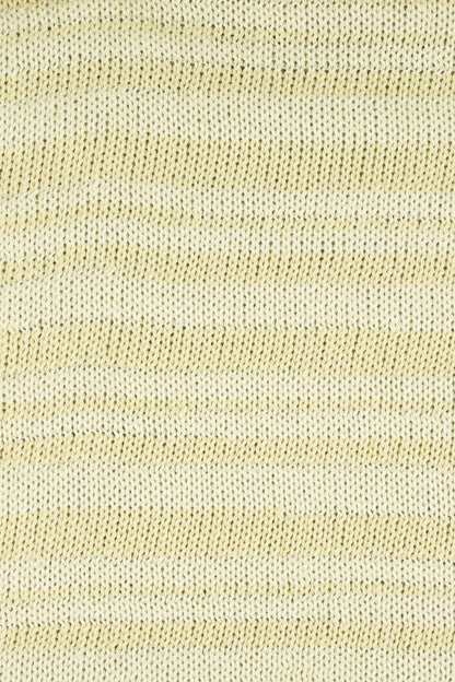 Strickstoff aus hellgelbem Garn, gleichmäßiges Maschenbild