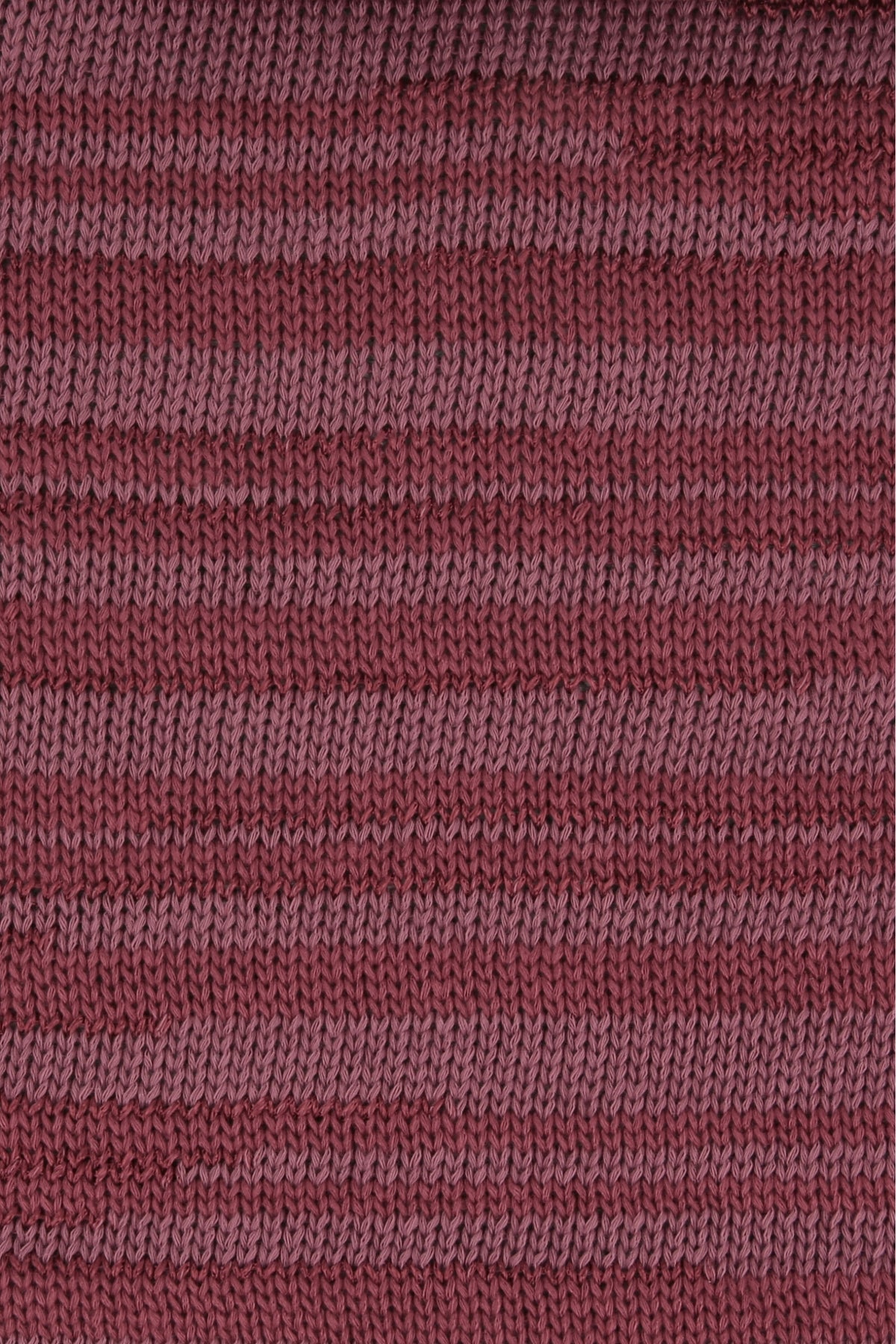 Strickstoff aus bordeauxfarbenem Garn, dichtes Maschenbild im Detail