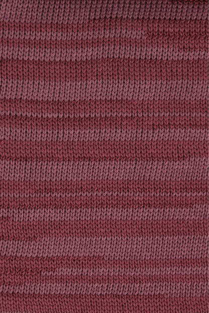 Strickstoff aus bordeauxfarbenem Garn, dichtes Maschenbild im Detail
