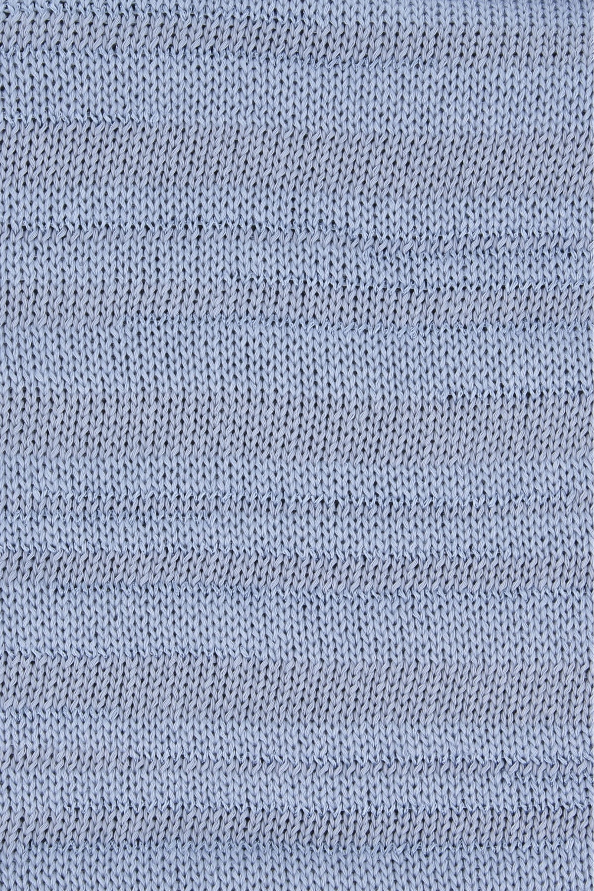Strickstoff aus hellblauem Garn, feines Maschenbild im Detail