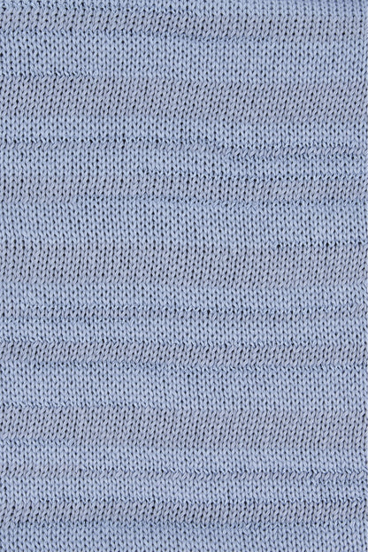 Strickstoff aus hellblauem Garn, feines Maschenbild im Detail