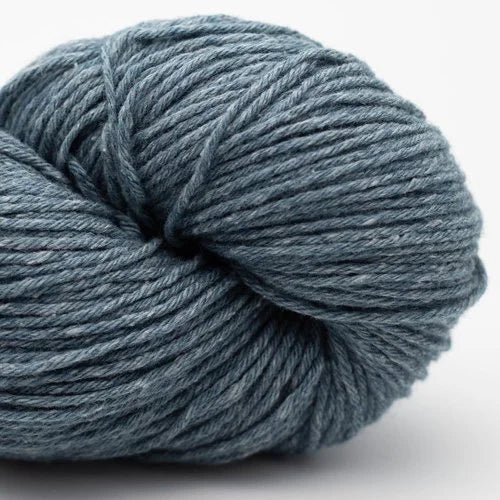 Wollknäuel, jeansblau/grau, gedrehte Strickwolle mit gleichmäßigen Windungen